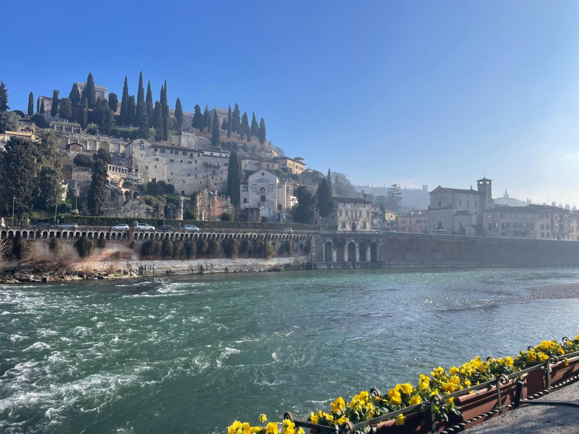 Primavera Al Teatro Romano Verona Bagian luar foto