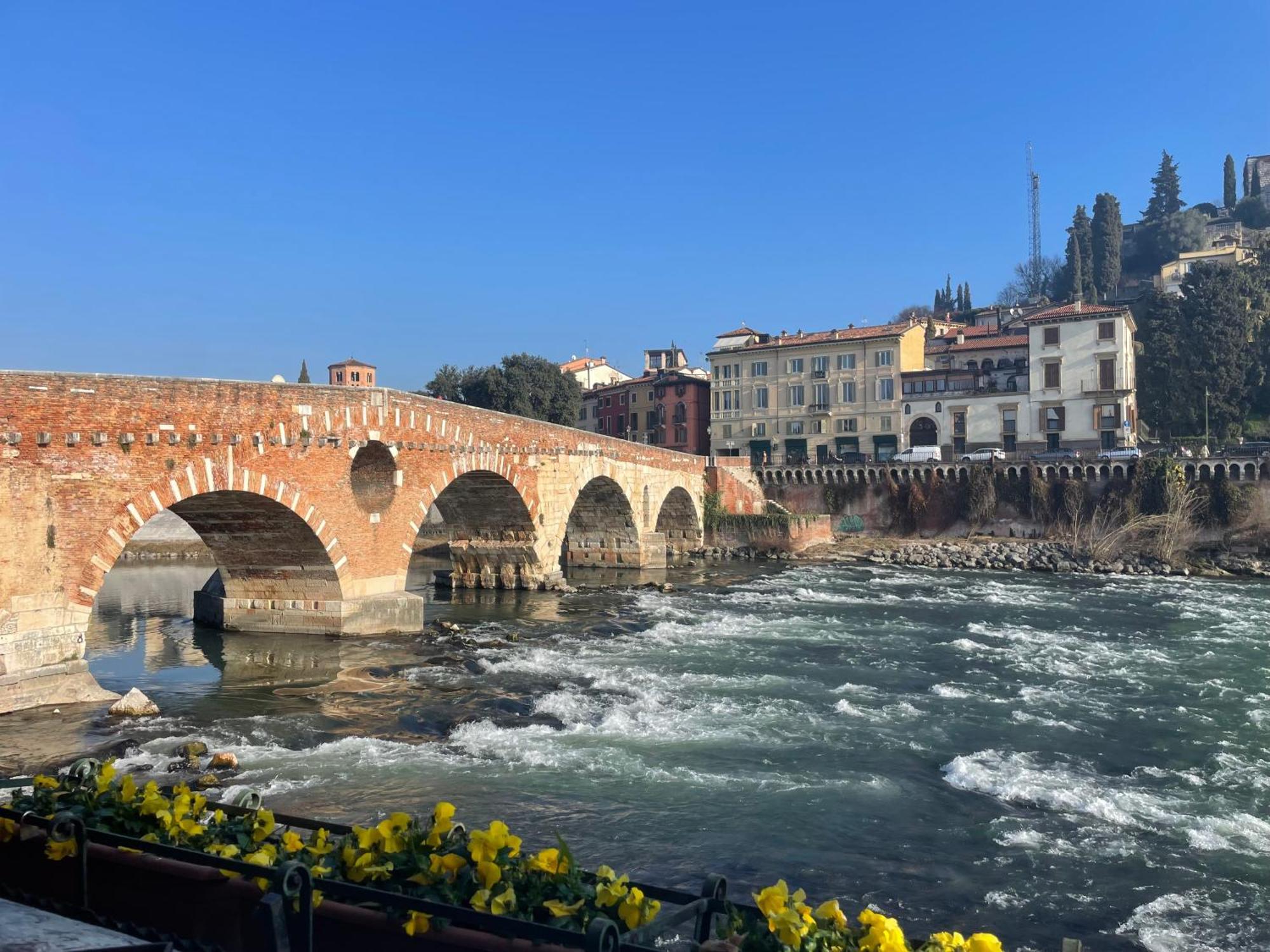Primavera Al Teatro Romano Verona Bagian luar foto
