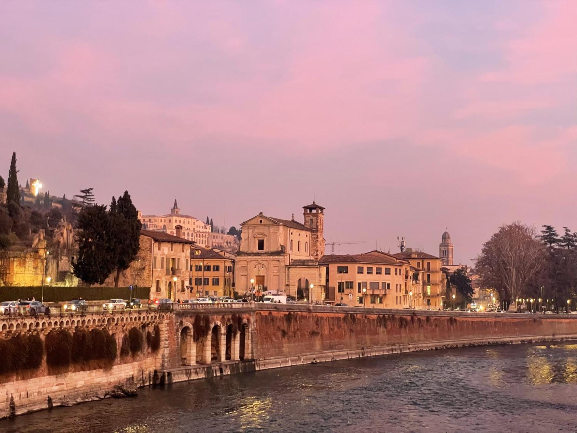 Primavera Al Teatro Romano Verona Bagian luar foto