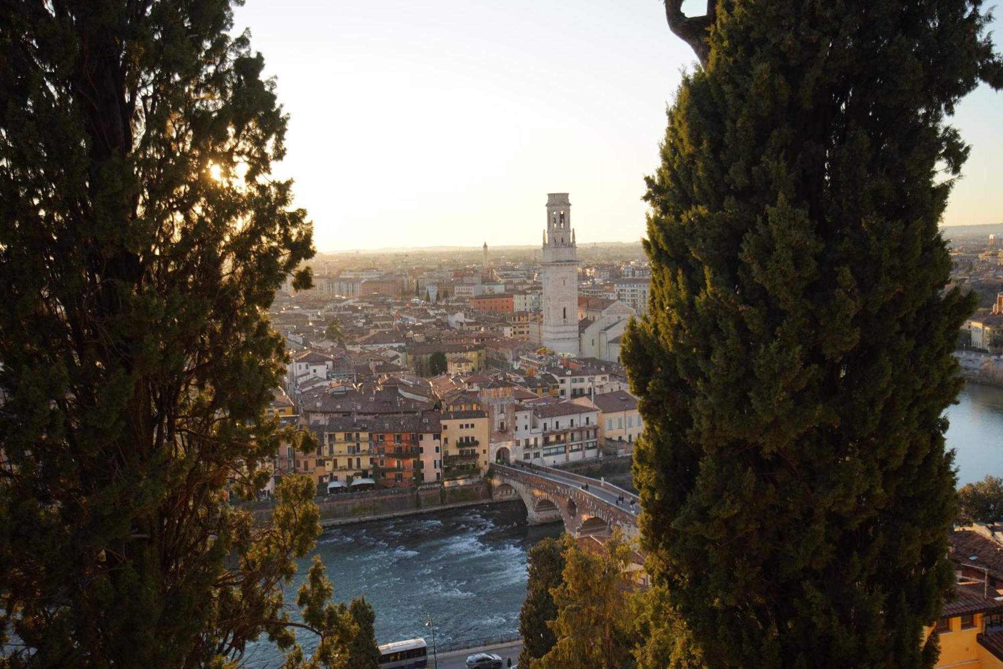 Primavera Al Teatro Romano Verona Bagian luar foto