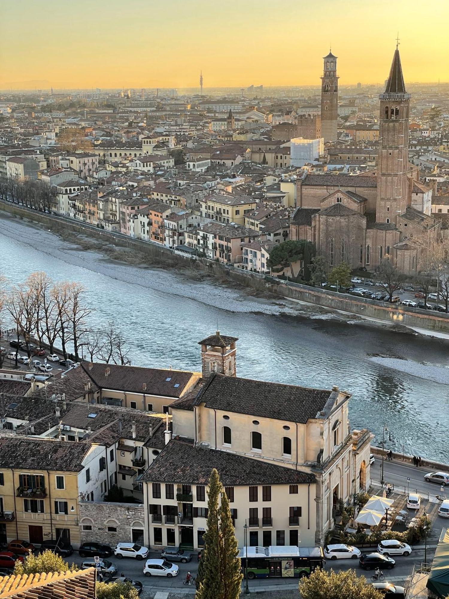Primavera Al Teatro Romano Verona Bagian luar foto